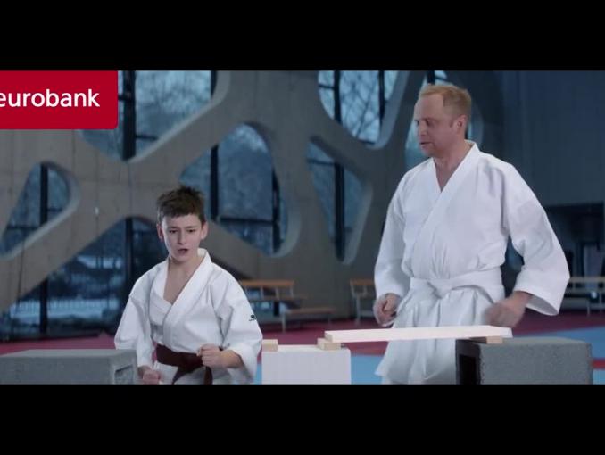 Piotr Adamczyk jako karateka w reklamie pożyczki gotówkowej w eurobanku