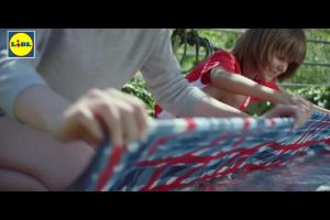 Piknikowy spot reklamuje "tanią sobotę" w Lidlu