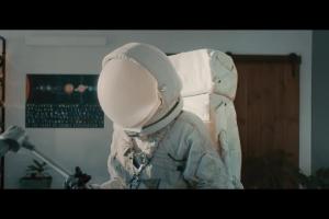 Kosmonauta z odkurzarzem reklamuje 100-procentowy internet światłowodowy w Orange