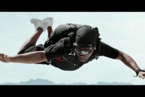 Ronaldinho skacze ze spadochronem w spocie Warki