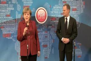 Donald Tusk i Angela Merkel na targach CeBIT w Hanowerze