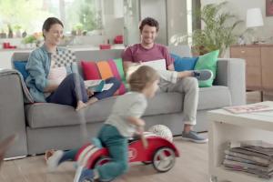 mBank i AXA rodzinie reklamują ubezpieczenie komunikacyjne